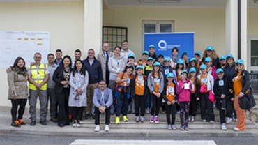 un gurppo di bambini di fronte all'ingresso del depuratore