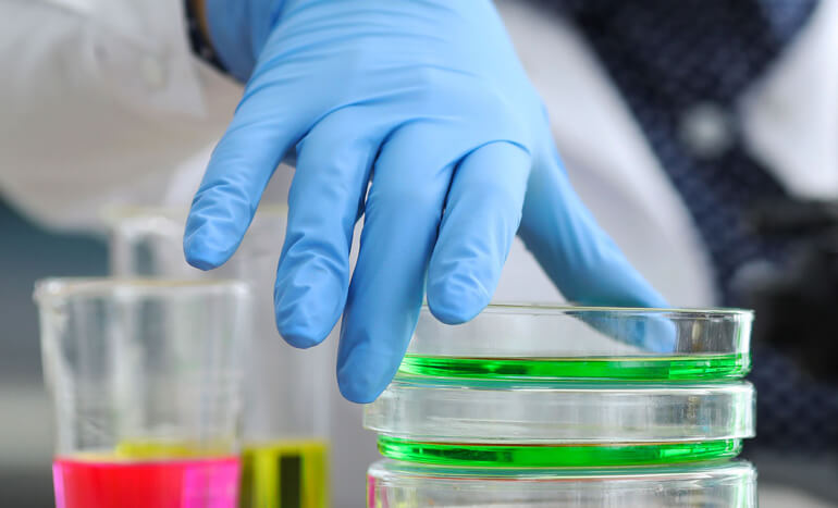 Tecnico e provette di laboratorio per chimica verde