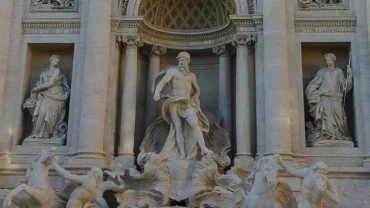 Dietro Fontana di Trevi 