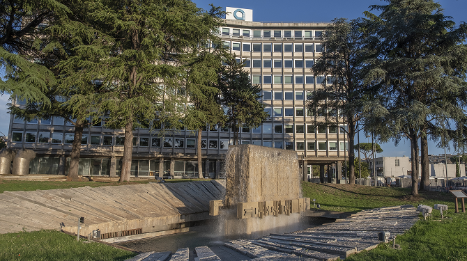 La fontana monumentale e la sede di Acea di Piazza Ostiense, Roma