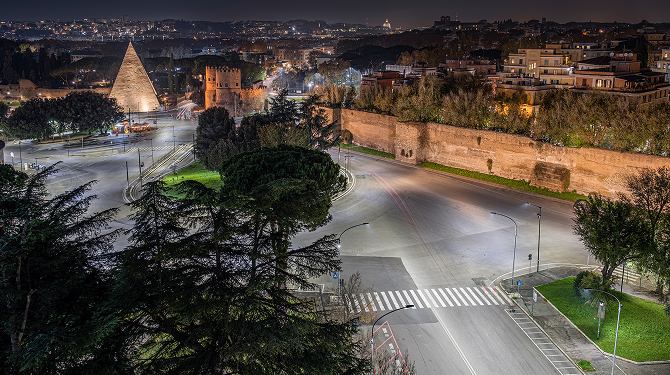 Immagine panoramica di Piazziale Ostiense di notte