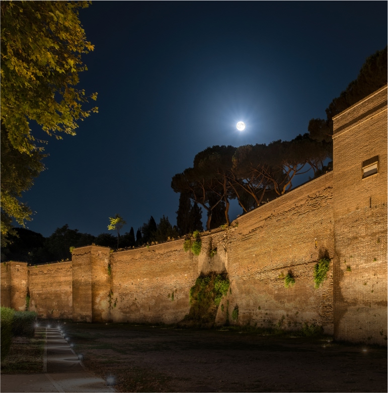Le mura aureliane (Viale Metronio)  illuminate di sera