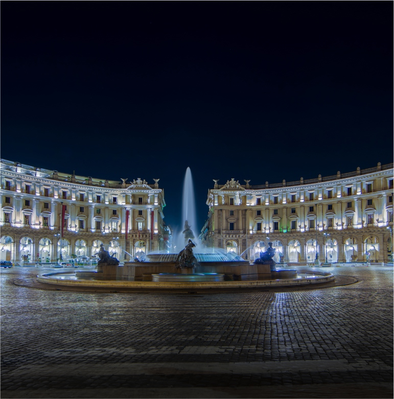 I palazzi gemelli di Piazza Esedra  illuminati di sera