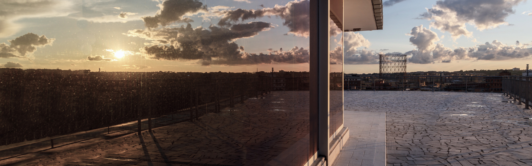 Dettaglio della terrazza della sede del Gruppo Acea al tramonto