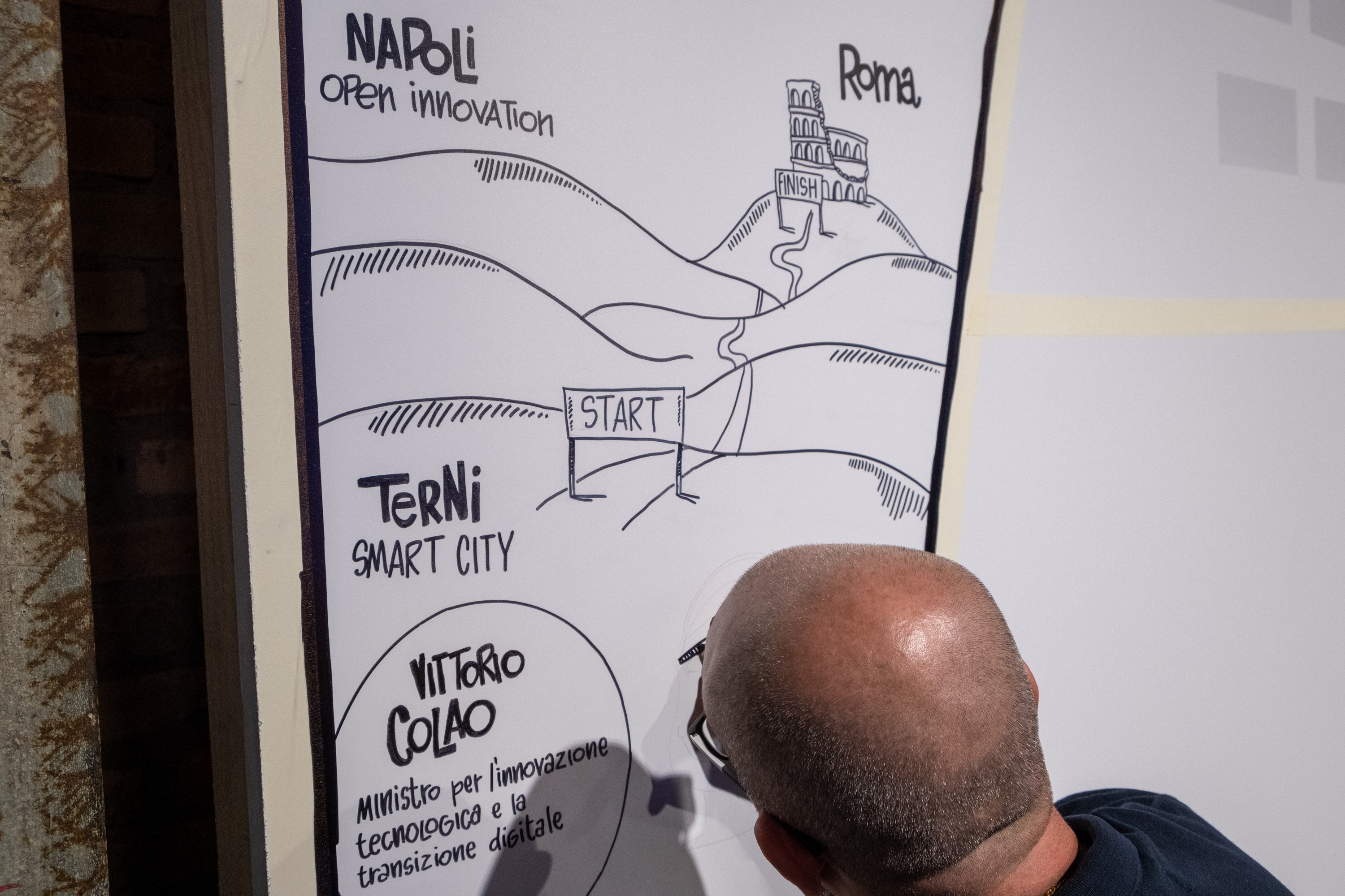 foto di un partecipante della tappa finale dell'Acea Innovation Tour a Roma che disegna su una tela