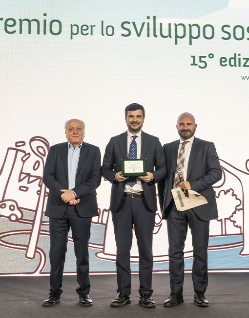 Raffaele De Marco, amministratore delegato di Areti, ritira il premio per lo sviluppo sostenibile 2025 a Ecomondo 2025