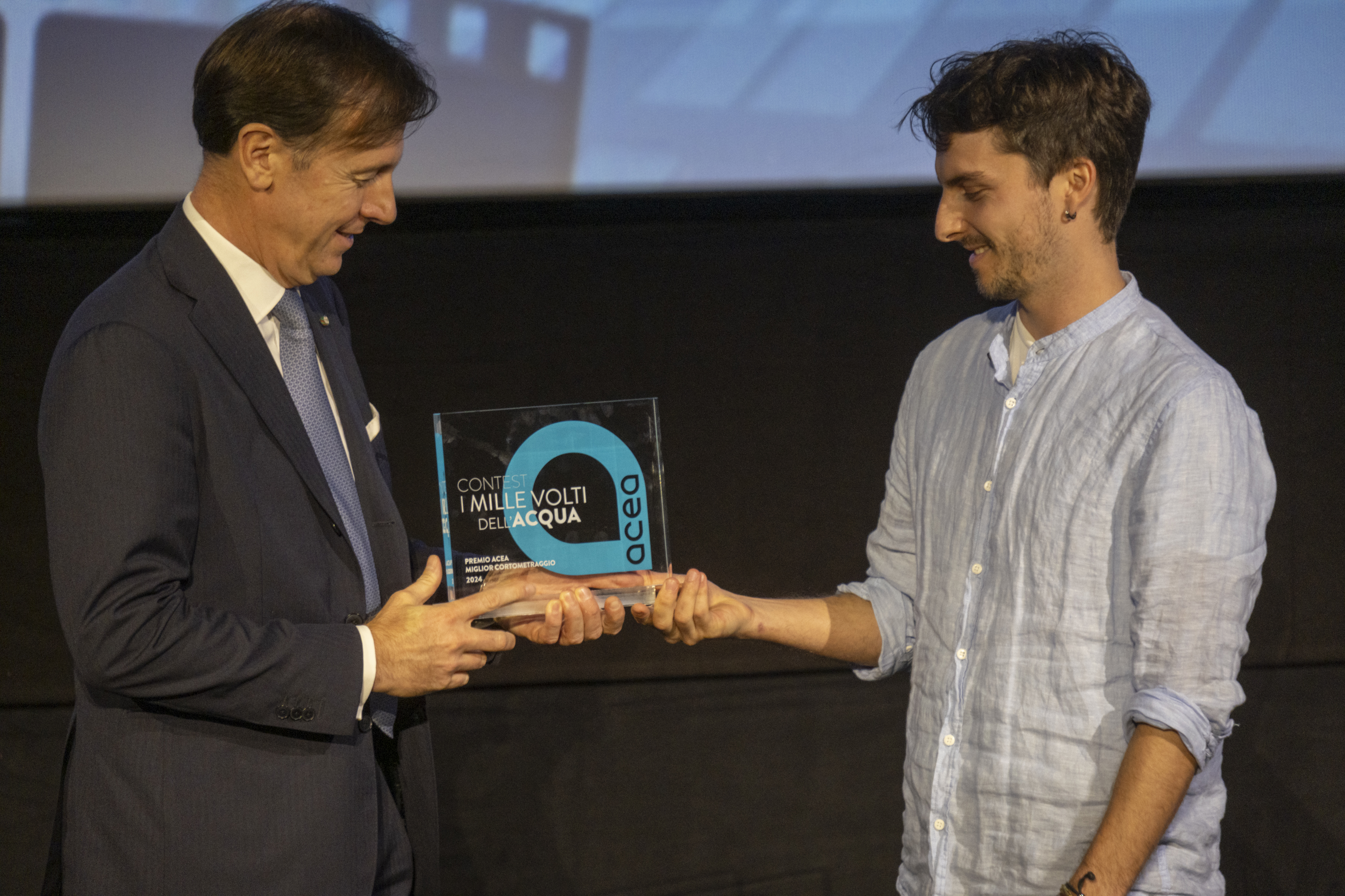 Managing Director Fabrizio Palermo presents the award to one of the winners of the contest the thousand faces of water