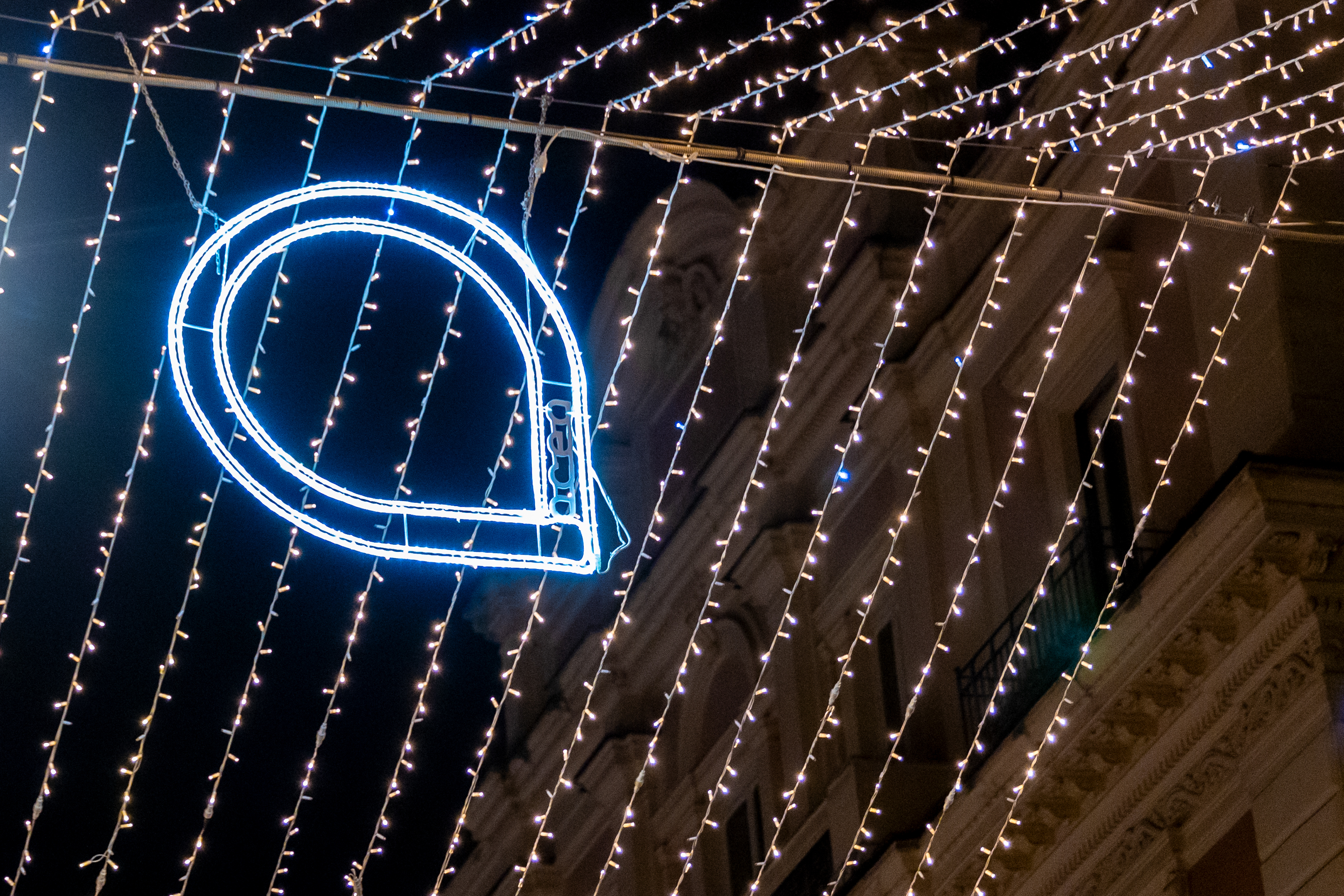 Primo piano della luminaria a forma di logo Acea