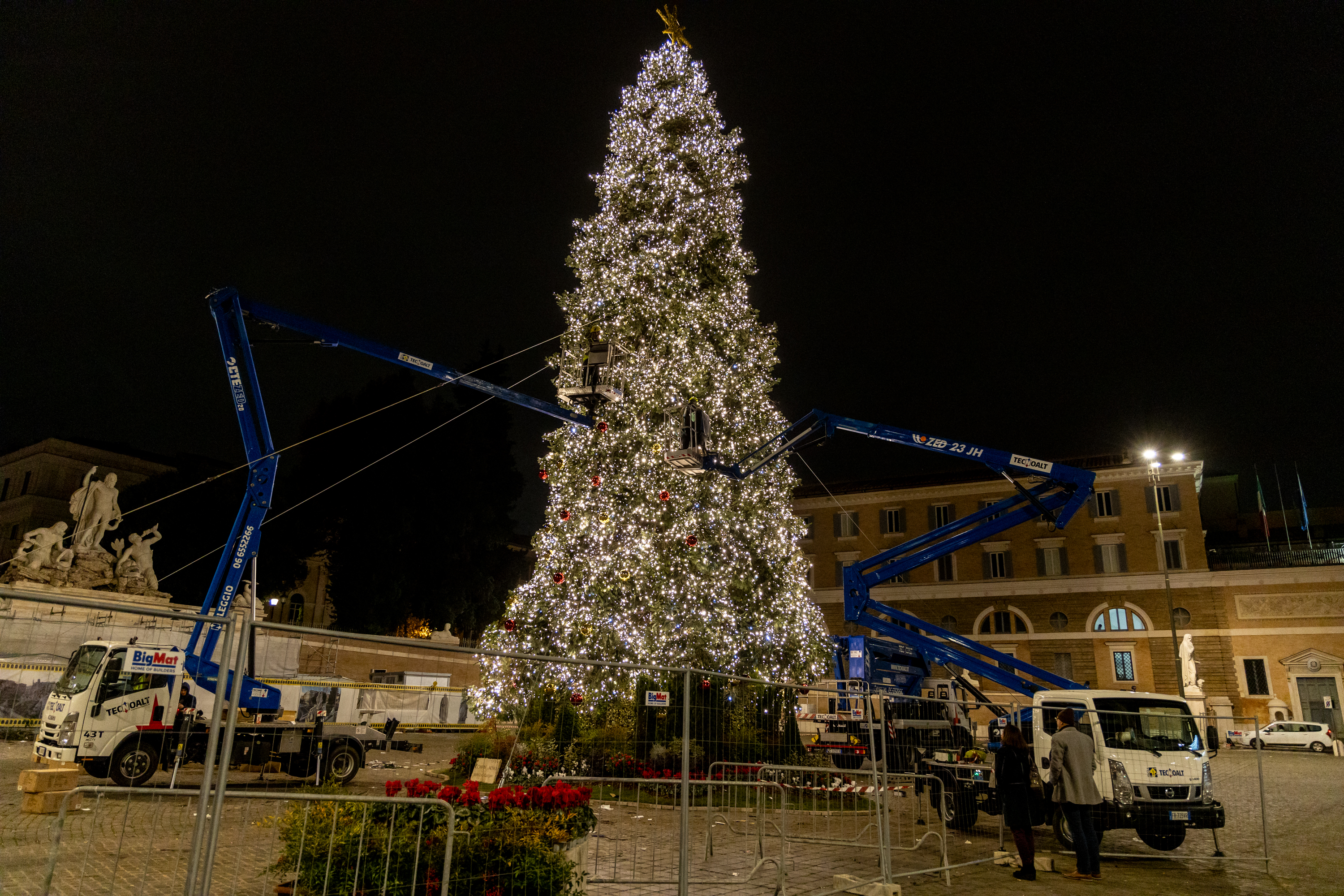 Foto della fase di illuminazione dell'albero di natale