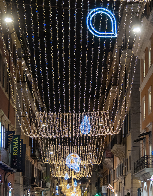 Vista in prospettiva delle luminarie di via del corso