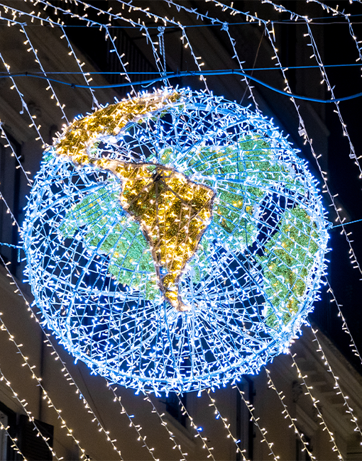 primo piano della luminaria con il mappamondo illuminato