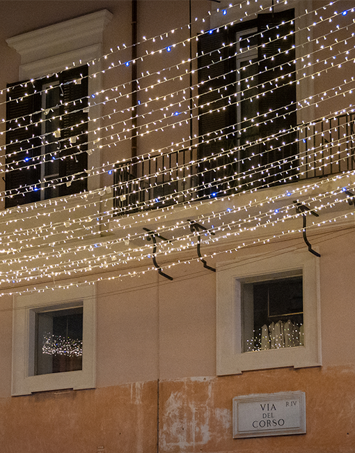 Luminarie con un palazzo sullo sfondo