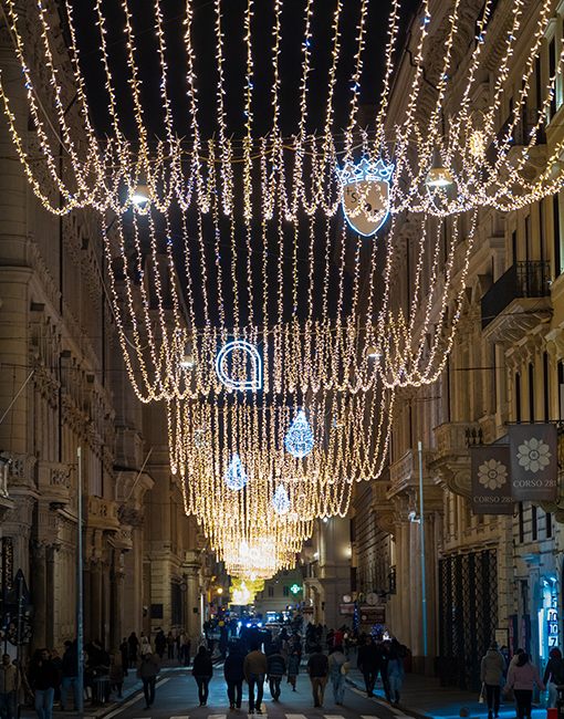 Vista in prospettiva delle luminarie di via del corso