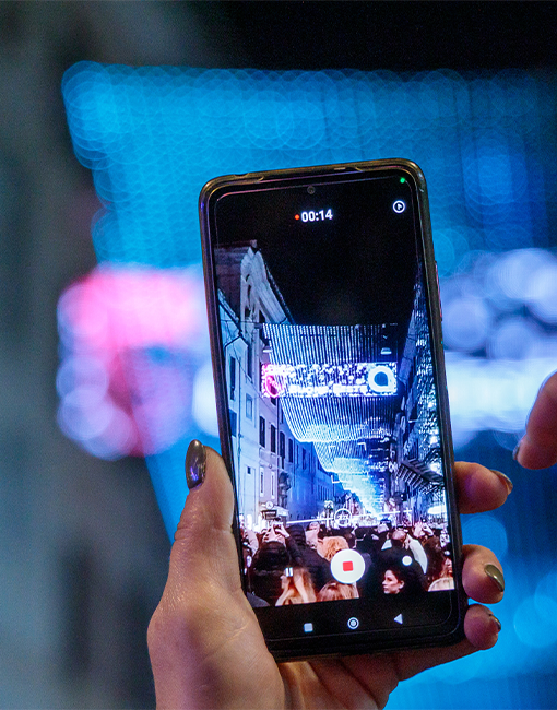 Mano di una donna che regge uno smartphone