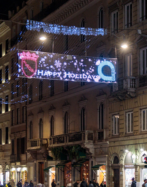 Luminarie di Natale 2025 di Acea, con testo "Happy Holidays", il logo del Comune di Roma e quello del Gruppo Acea