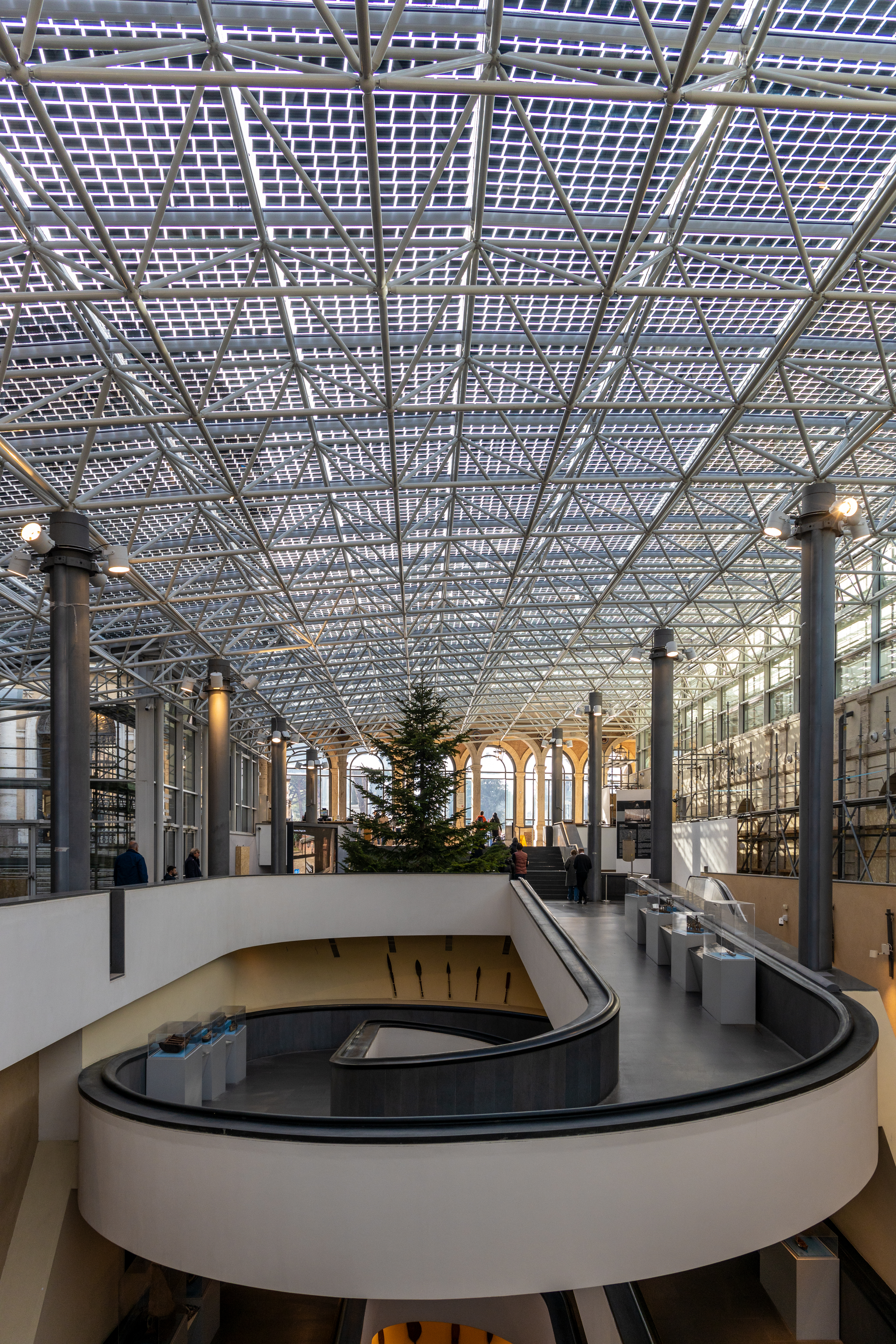 ’ingresso dei Musei Vaticani sede della nuova copertura vetrata fotovoltaica. Sullo sfondo si vede un albero di natale