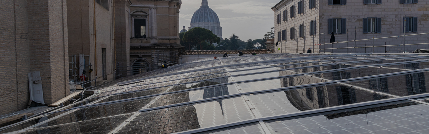 in primo piano si vedono dei pannelli fotovoltaici e sullo sfondo il Vaticano