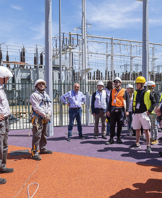 Degli operai con caschi di protezione durante una giornata di formazione sulla salute e sicurezza