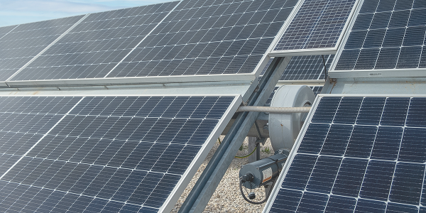 Pannelli solari fotovoltaici con meccanismo di rotazione