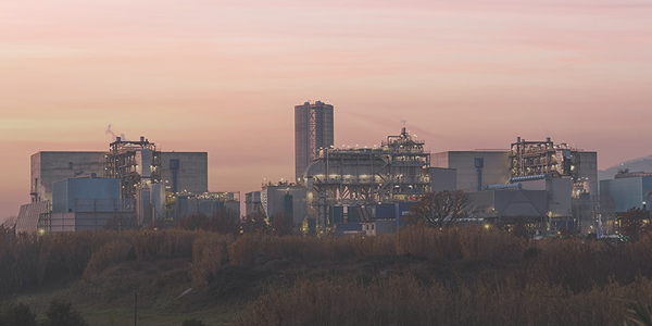 Impianto industriale di trattamento rifiuti al tramonto