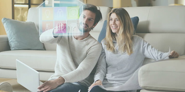 Coppia sorridente che esamina una bolletta energetica su tablet
